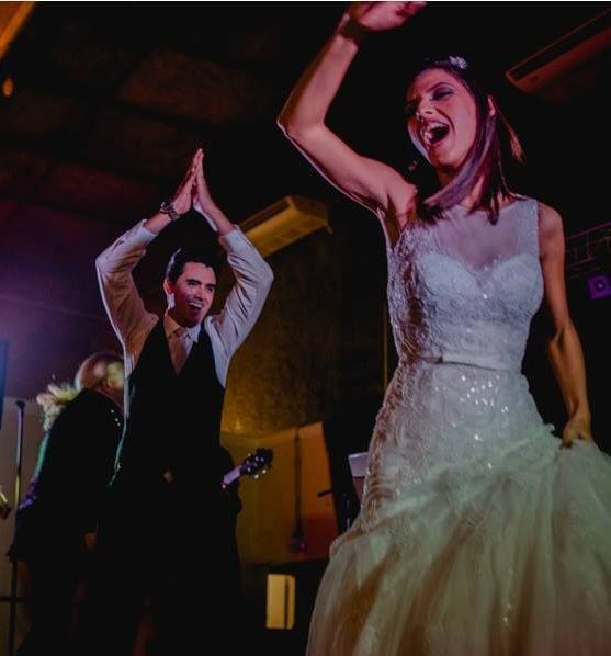 Festa de casamento com banda ao vivo
